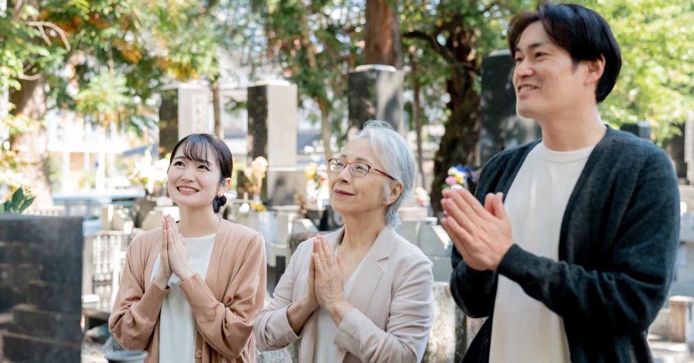 お墓参りはいつ行く？避けた方がいい日や時間帯、持ち物もまとめて解説！